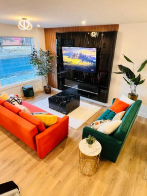 M21 Luxurious, Downtown River Valley Home, Centrally located, Close to everything